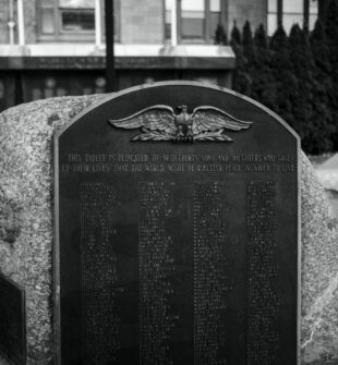 Gravsteiner som minnesmerke og håndverk