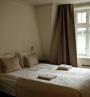 Overnatting i Odda: Praktiske tips til et komfortabelt opphold